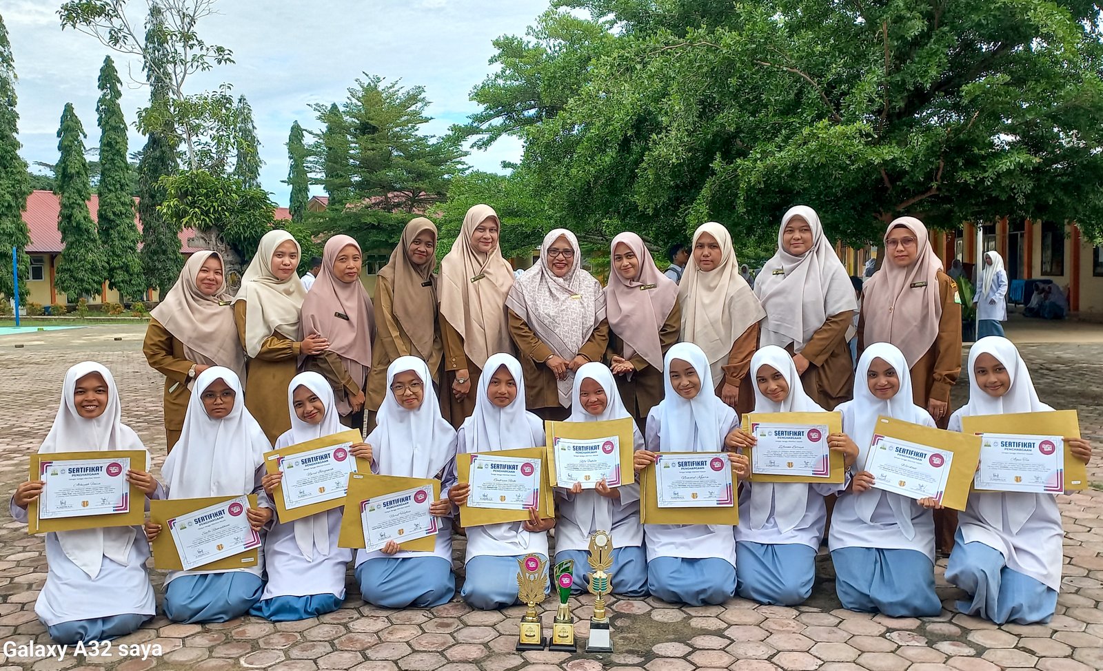 Ukir Prestasi di FLS3N, Siswa SMAN 1 Kuta Makmur Terima Penghargaan Sekolah.