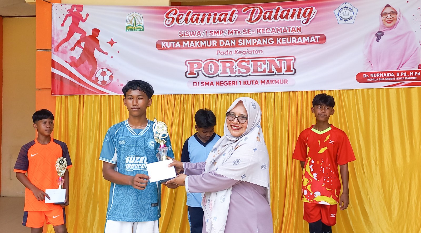 PORSENI SMANSAKU Resmi Ditutup, Dr. Nurmaida, S. Pd., M. Pd, Serahkan Trofi Juara