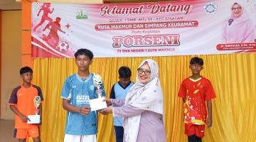 PORSENI SMANSAKU Resmi Ditutup, Dr. Nurmaida, S. Pd., M. Pd, Serahkan Trofi Juara